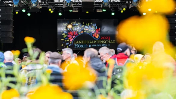 Bei der Abschlussveranstaltung der Landesgartenschau in H&ouml;xter stehen die Besucher vor einer B&uuml;hne. - &copy; Guido Kirchner/dpa