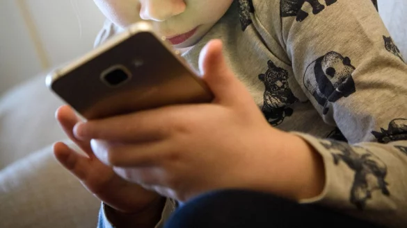 Dutzende US-Bundesstaaten werfen Meta unter anderem vor, das Geschäftsmodell der Plattformen sei darauf ausgerichtet, dass Kinder und Jugendliche mehr Zeit auf der Plattform verbringen. - © Hans-Jürgen Wiedl/ZB/dpa