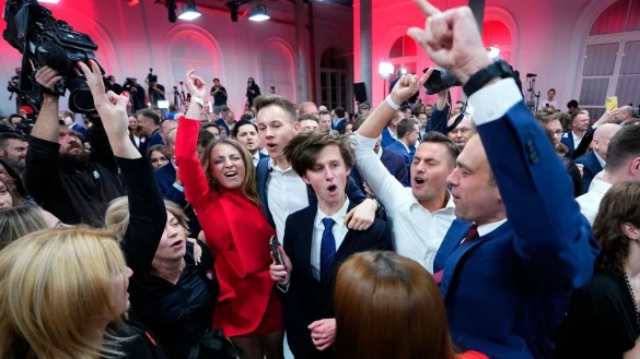 Anh&auml;nger des ehemaligen polnischen Ministerpr&auml;sidenten und Oppositionsf&uuml;hrers Donald Tusk feiern in der Parteizentrale der liberalkonservativen B&uuml;rgerkoalition (KO) in Warschau. - &copy; Petr David Josek/AP