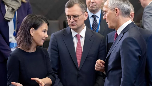 Bundesau&szlig;enministerin Annalena Baerbock im Gespr&auml;ch mit ihrem ukrainischen Amtskollegen Dmytro Kuleba (M) und Nato-Generalsekret&auml;r Jens Stoltenberg. - &copy; Saul Loeb/AFP Pool via AP/dpa