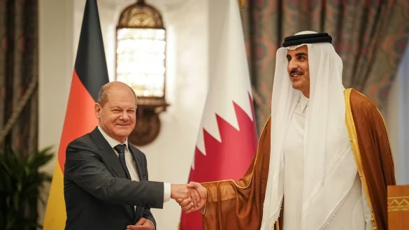 Handelspartner: Bundeskanzler Olaf Scholz und der Emir von Katar im September 2022 in Doha. - &copy; Kay Nietfeld/dpa