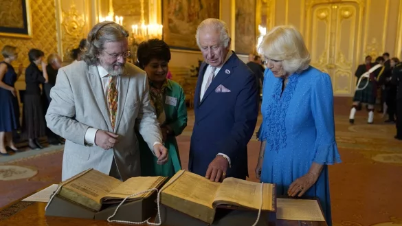 K&ouml;nig Charles III. und K&ouml;nigin Camilla betrachten das erste Shakespeare-Folio w&auml;hrend eines Empfangs auf Schloss Windsor. - &copy; Andrew Matthews/PA Wire/dpa