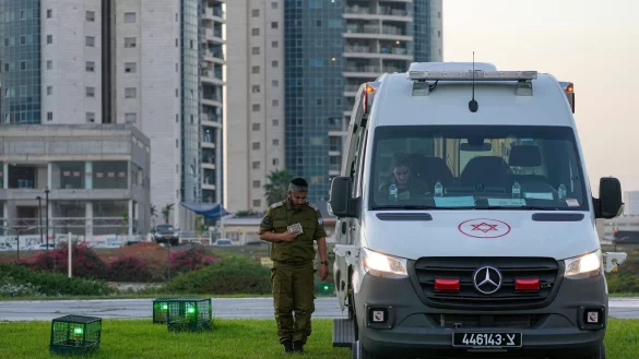 Israelische Sicherheitskr&auml;fte vor dem Schneider Children\\\'s Medical Center in Petah Tikva, in Vorbereitung auf die Freilassung israelischer Geiseln. - &copy; Ohad Zwigenberg/AP/dpa
