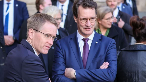 Daniel Günther (l.) und Hendrik Wüst (beide CDU) sind dem Ballermann-Hit «Mach den Hub Hub Hub» nicht abgeneigt. - © Jan Woitas/dpa