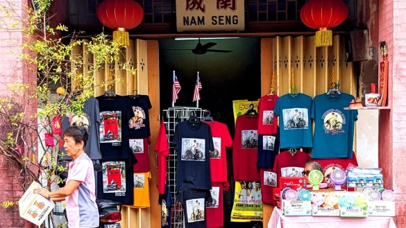 T-Shirts und andere Dinge, auf denen Street Art-Kunstwerke aus Penang abgebildet sind, werden in einem Gesch&auml;ft zum Kauf angeboten. - &copy; Genevieve Tan Shu Thung/dpa