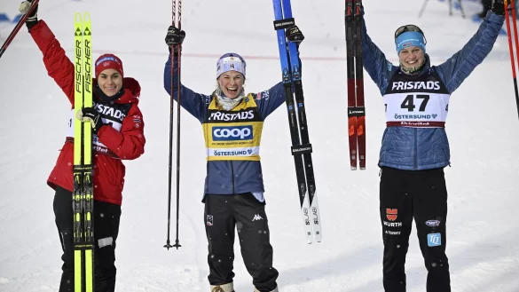 Victoria Carl (r) stand hinter Siegerin Jessie Diggins (M.) und Heidi Weng auf dem Podest. - &copy; Anders Wiklund/TT News Agency/AP/dpa