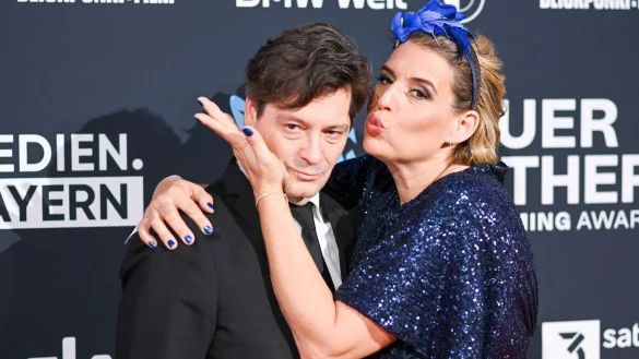 Das Schauspielerpaar Elena Uhlig und Fritz Karl bei der Verleihung des &laquo;Blauer Panther - TV & Streaming Award&raquo; (2022). - &copy; Tobias Hase/dpa