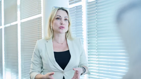 Marina Owsjannikowa bei einem Interview mit der Deutschen Presse-Agentur im Juni 2022. - &copy; Annette Riedl/dpa