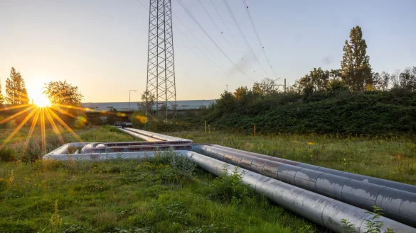 Volles Rohr f&uuml;rs Klima: Um das Ziel der Dekarbonisierung und Klimaneutralit&auml;t zu erreichen, sollen mehr Menschen Fernw&auml;rme erneuerbaren Energien beziehen. - &copy; Christian Charisius/dpa/dpa-tmn