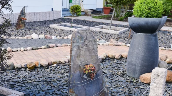 Gr&ouml;&szlig;ere und kleinere Steine liegen in einem Vorgarten. - &copy; Annette Riedl/dpa