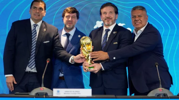 Vertreter aus Südamerika feiern die WM-Bekanntgabe 2030. - © Jorge Saenz/AP/dpa