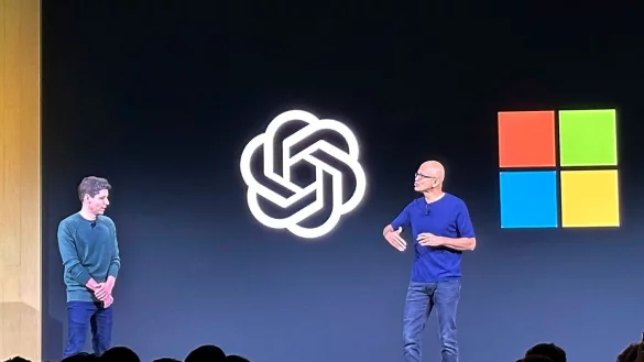 OpenAI-Chef Sam Altman (l.) zusammen mit Satya Nadella, CEO von Microsoft, beim OpenAI DevDay in San Francisco. - © Barbara Ortutey/AP/dpa