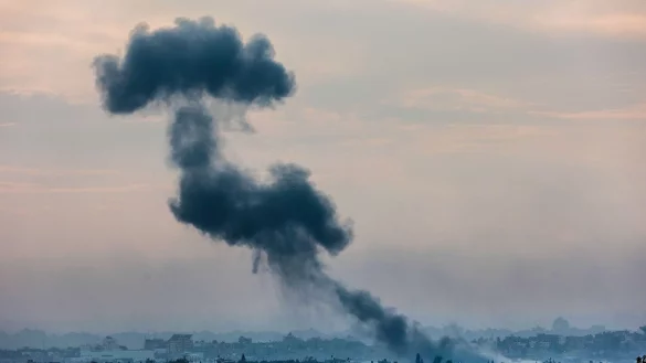 Rauch steigt nach einem israelischen Angriff aus dem Gazastreifen auf. - © Ilia Yefimovich/dpa