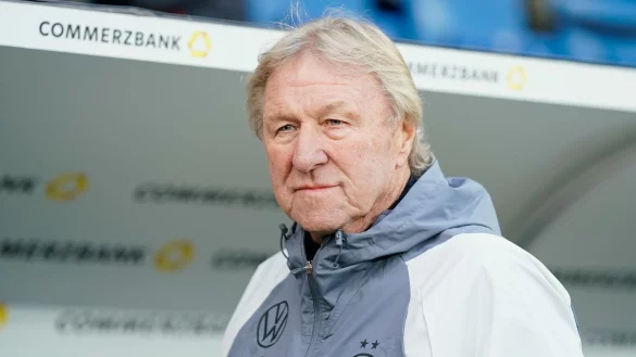 Ist mit Deutschlands Fußballerinnen auf Island gefordert: Horst Hrubesch. - © Uwe Anspach/dpa