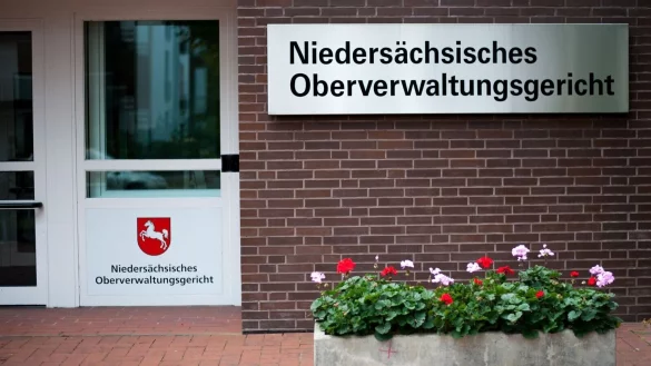 Das Schild des Nieders&auml;chsischen Oberverwaltungsgericht L&uuml;neburg. - &copy; picture alliance / Philipp Schulze/dpa/Archivbild