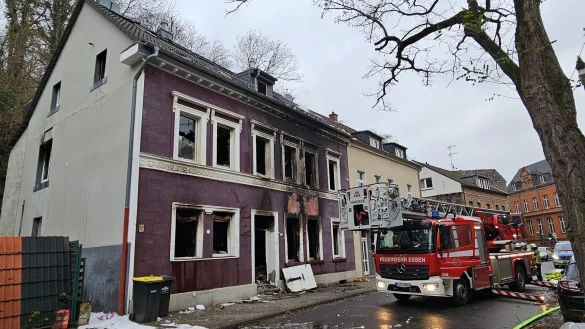 Ein Feuerwehrauto steht nach der Explosion in einem Mehrfamilienhaus vor dem zerst&ouml;rten Geb&auml;ude. - &copy; Markus Gayk/dpa