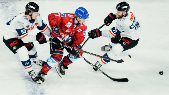 N&uuml;rnbergs Gregor MacLeod (l-r), Mannheims Florian Elias und N&uuml;rnbergs Andrew Bodnarchuk k&auml;mpfen um den Puck. - &copy; Uwe Anspach/dpa/Archivbild