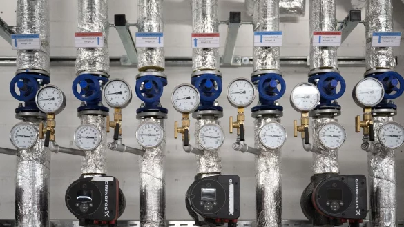 Heizungsrohre im Keller des Friedrichstadt-Palastes in Berlin. Kommunen m&uuml;ssen k&uuml;nftig W&auml;rmepl&auml;ne erstellen. (Symbolbild) - &copy; Sebastian Gollnow/dpa