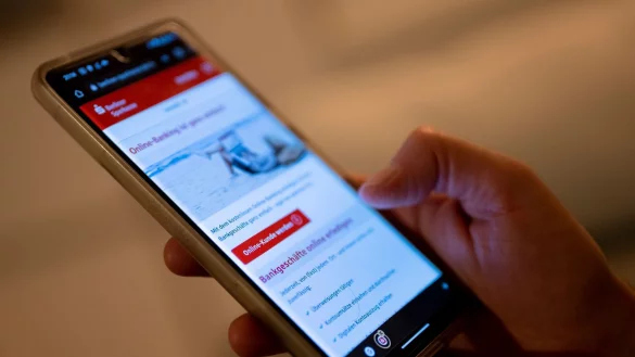 Digitale Kontoauszüge sollten Steuerpflichtige immer auch extern sichern. - © Monika Skolimowska/dpa/dpa-tmn