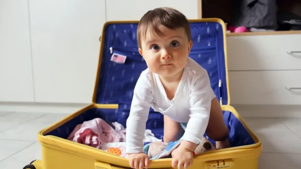 Der Kinderreisepass wird ab 2024 durch einen Personalausweis oder Reisepass mit Chip ersetzt. - © Mascha Brichta/dpa-tmn