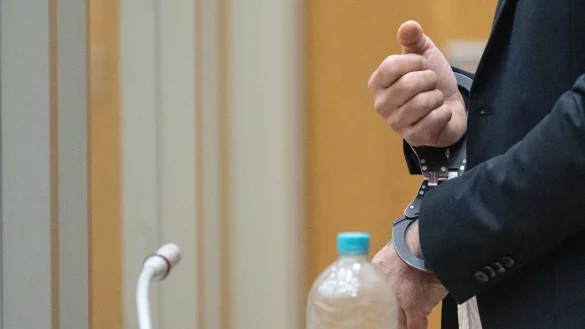 Der Angeklagte steht in Handschellen in einem Saal des Oberlandesgerichts Stuttgart. - &copy; -/dpa