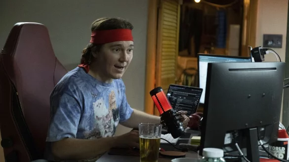 Keith Gill (Paul Dano) setzt seine bescheidenen Ersparnisse auf eine Aktie - Gamestop. - © -/Leonine/dpa