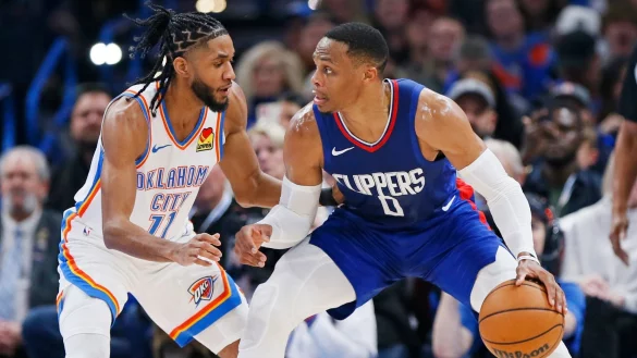 Los Angeles\\\' Russell Westbrook (0) dribbelt den Ball, w&auml;hrend Oklahoma City Thunders Isaiah Joe (11) verteidigt. - &copy; Nate Billings/AP/dpa