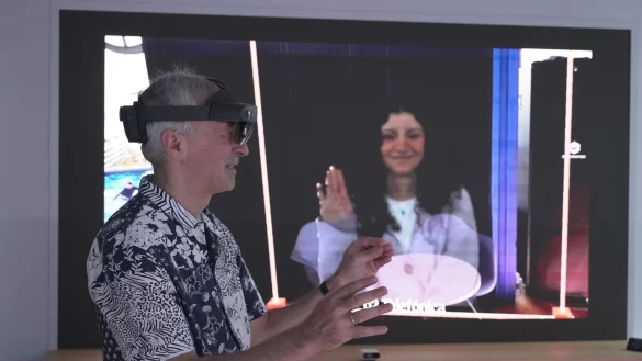 O2-Innovationsmanager Karsten Erlebach spricht via VR-Brille mit seiner Kollegin, die er in der Brille plastisch als Hologramm sieht. - &copy; Barbaros Bulgurcu/o2 Telefonica/dpa