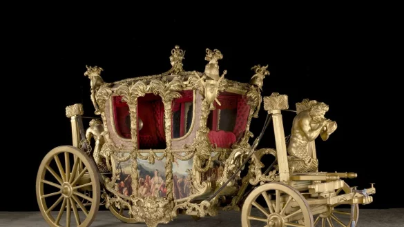 Wer m&ouml;chte eine Kutsche haben? Das Londoner Auktionshaus Bonhams versteigert die Reproduktion der Kr&ouml;nungskutsche. - &copy; Bonhams/PA Media/dpa