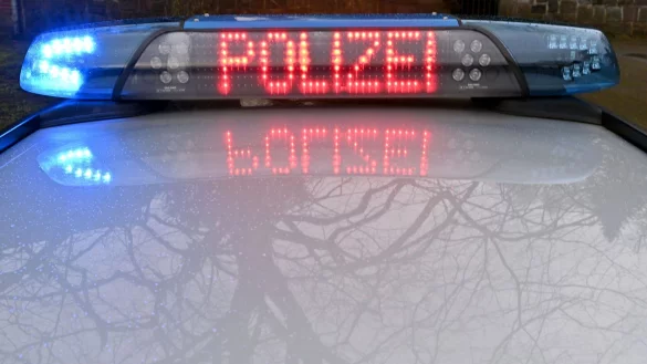 Die Schriftzug «Polizei» leuchtet auf dem Dach eines Streifenwagens der Polizei. - © Carsten Rehder/dpa/Symbolbild