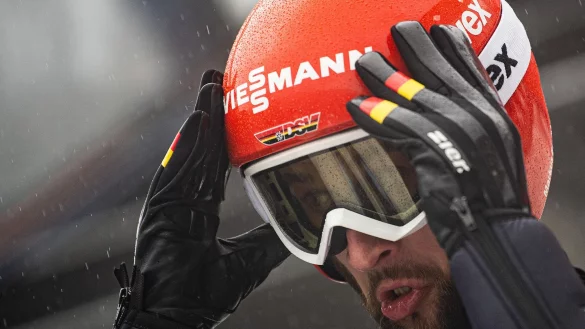 Markus Eisenbichler bereitet sich auf seinen Trainingssprung vor. - &copy; Swen Pf&ouml;rtner/dpa