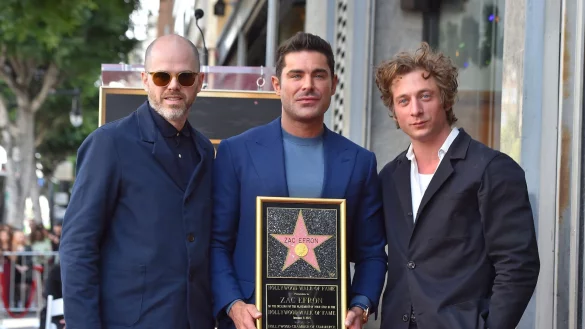 Filmregisseur Sean Durkin (l-r), Zac Efron und Schauspieler Jeremy Allen White nehmen an der Zeremonie teil. - &copy; Jordan Strauss/Invision/AP/dpa