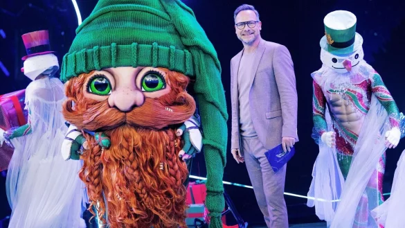 Die Figur Klaus Claus neben Moderator Matthias Opdenh&ouml;vel. - &copy; Rolf Vennenbernd/dpa