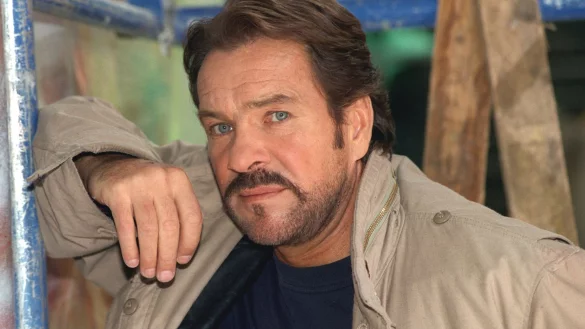 Schauspieler G&ouml;tz George in seiner Paraderolle als Schimanski am Rande von Dreharbeiten 1998. - &copy; picture alliance/Horst Ossinger/dpa