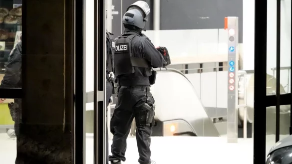 Einsatzkr&auml;fte der Polizei stehen im Bielefelder Hauptbahnhof. - &copy; Christian M&uuml;ller/Wetfalennews/dpa