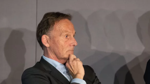 DFB-Vize Hans-Joachim Watzke h&ouml;rt den Diskussionsteilnehmern zu. - &copy; Bernd Thissen/dpa/Archivbild