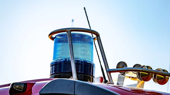 Auf dem Dach eines Einsatzfahrzeugs der Feuerwehr ist ein Blaulicht zu sehen. - &copy; David Inderlied/dpa/Symbolbild