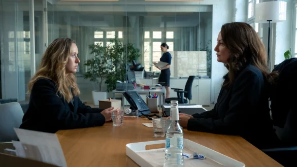 Doreen (Nurit Hirschfeld, l.) vertraut sich der Anw&auml;ltin Annabelle Martinelli (Natalia W&ouml;rner, r.) an. - &copy; Conny Klein/ZDF/dpa