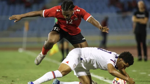 Malik Tillman (unten) unterlag mit den USA Daniel Phillips und Trinidad und Tobago. - &copy; Azlan Mohammed/AP