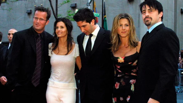 Matthew Perry (l) und Courteney Cox spielten in der Serie &laquo;Friends&raquo; ein Paar. - &copy; Tina Fineberg/AP/dpa
