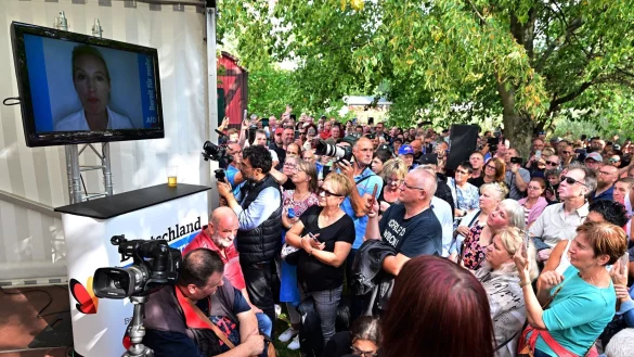 Alice Weidel &auml;u&szlig;erte sich in einer Videobotschaft bei einer Wahlkampf-Veranstaltung der AfD, unweit vom Deutsch-Deutschen Museum M&ouml;dlareuth. - &copy; Martin Schutt/dpa