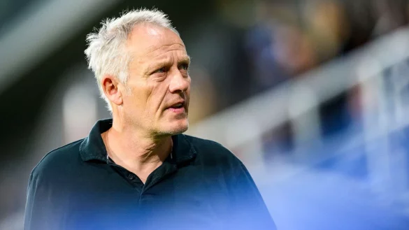 Freiburgs Trainer Christian Streich steht vor dem Spiel im Stadion. - © Tom Weller/dpa