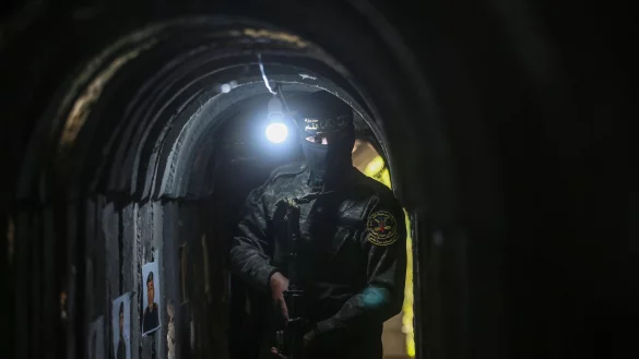 Ein pal&auml;stinensischer K&auml;mpfer geht durch einen Tunnel unterhalb des Gazastreifens (Archivbild). Experten sprechen von &laquo;Dutzenden von Kilometern unter der Erde mit Kommando-, Kontroll- und Kommunikationsr&auml;umen, Vorratskammern und Abschussrampen f&uuml;r die Raketen&raquo;. - &copy; Mohammed Talatene/dpa