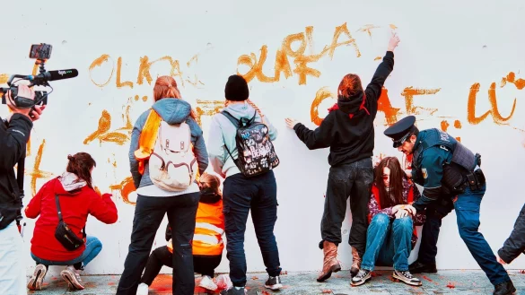 Aktivisten der Gruppe Letzte Generation beschmieren das Kanzleramt - die Polizei schreitet ein. - © Paul Zinken/dpa