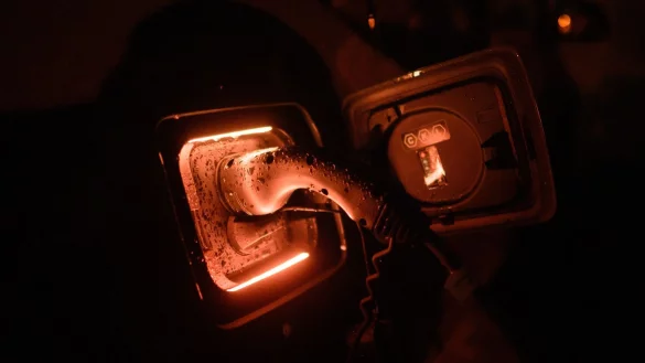 Alarm am Stecker: Der Kauf von E-Autos wurde mit einem Bonus gefördert - doch nun ist dieser ohne Übergangsfrist gestoppt worden. - © Julian Stratenschulte/dpa/dpa-tmn