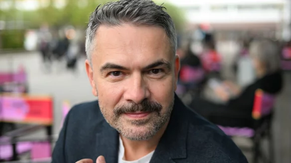 Holger Volland, Autor und KI-Experte, stellt die Chancen, aber auch Risiken von KI heraus. - &copy; Arne Dedert/dpa