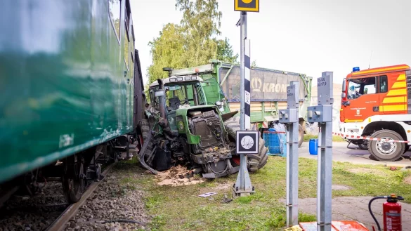 Der Traktor steht nach einem Unfall im Landkreis Schaumburg neben der Museumseisenbahn. - © Moritz Frankenberg/dpa