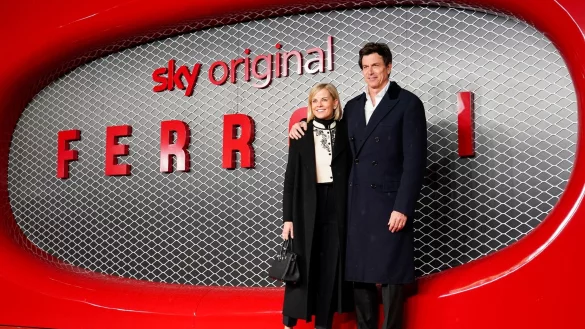 Mercedes-Motorsportchef Toto Wolff übt schafte Kritik am Motorsport-Weltverband. - © Alberto Pezzali/Invision/AP/dpa