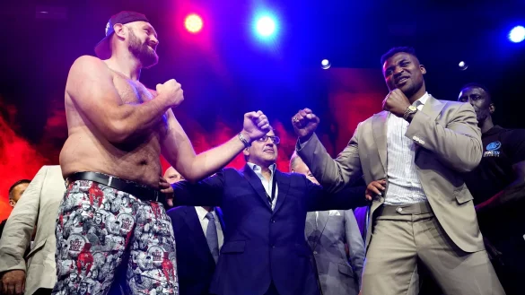 Box-Champion Tyson Fury (l) k&auml;mpft in Saudi-Arabien gegen Francis Ngannou. - &copy; James Manning/PA Wire/dpa