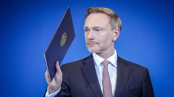 Christian Lindner (FDP), Bundesminister der Finanzen, verabschiedet sich nach einer Pressekonferenz. - © Kay Nietfeld/dpa